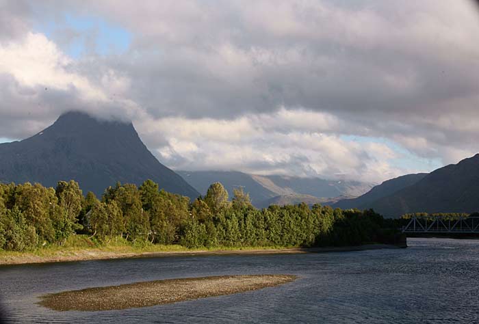 Maisema sillalta