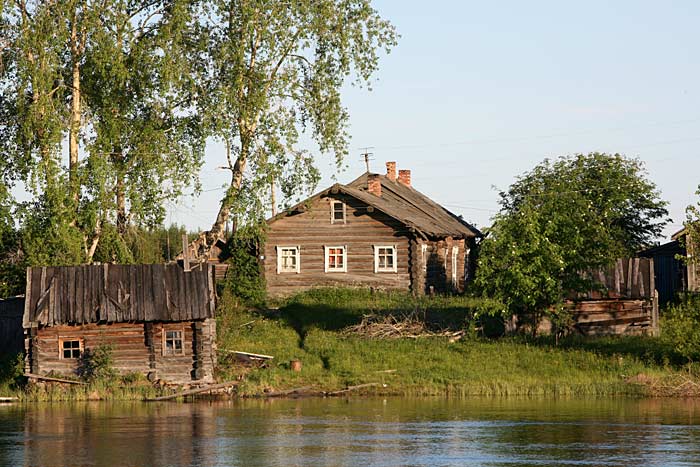 Harmaat talot ja sauna